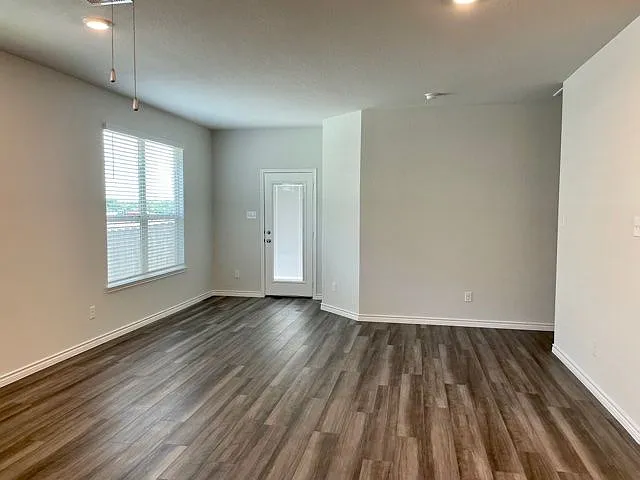 1312 McQueeny Dr — Photo 2