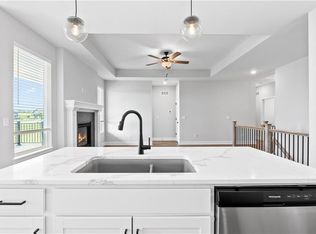 404 SW Hawthorne Ln, Blue Springs, MO 64014