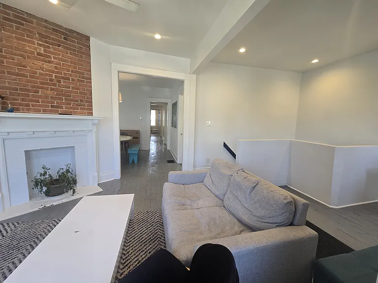 254 W Utica St — Photo 8
