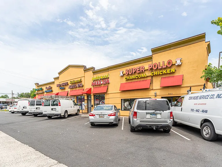 Restaurants are only 1.5 blocks away!