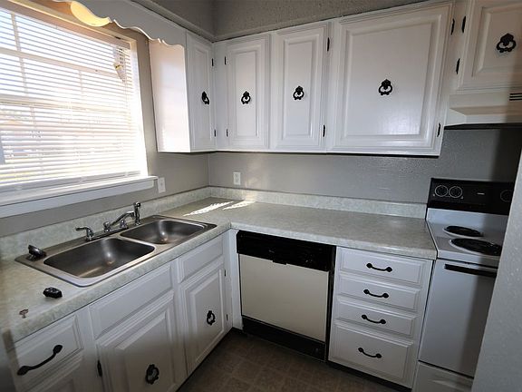 4th image of 402 N 10th St