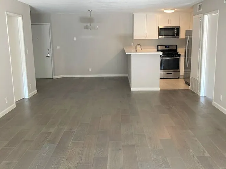 2110 S Bentley Ave — Photo 15
