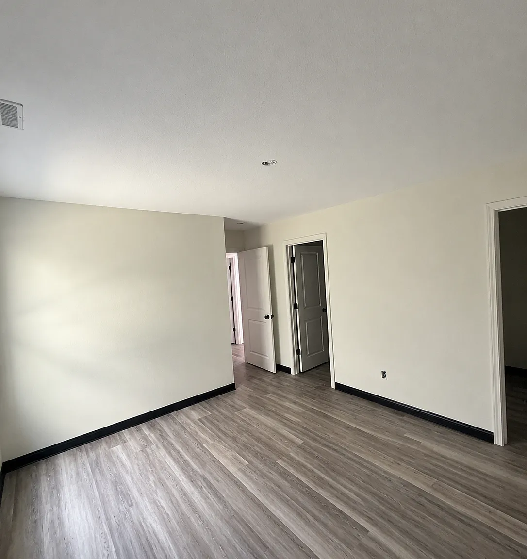 2 bed, 1000 sqft, $1,300 — Photo 2