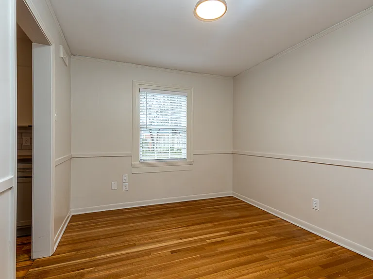 4958 Welchshire Ave — Photo 9
