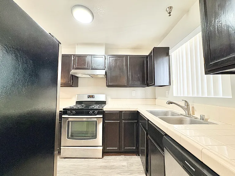 14542 Burbank Blvd #3 — Photo 5
