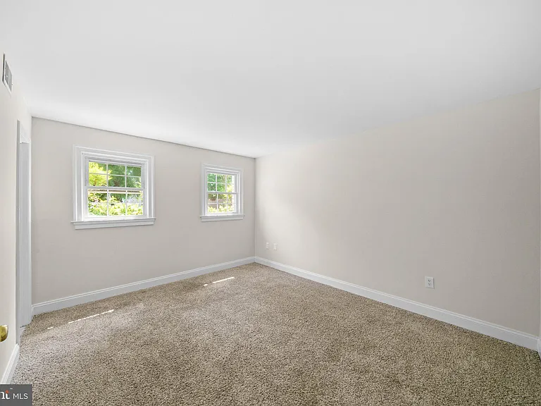 1310 Forestwood Dr — Photo 32