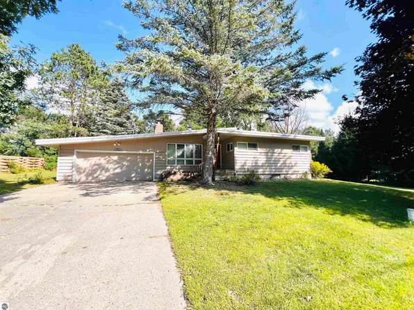 5121 Crosby Rd, Cadillac, MI 49601