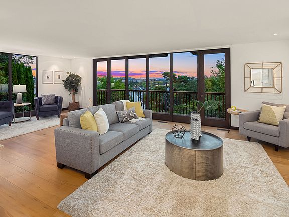 This west-facing grand-piano sized living room allows for sunny skies, stunning sunsets, and breathtaking views through its walls of glass.