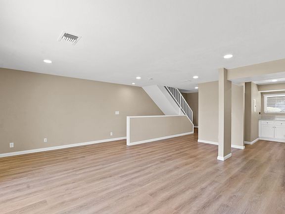 3rd image of 1115 Rosecrans Ave