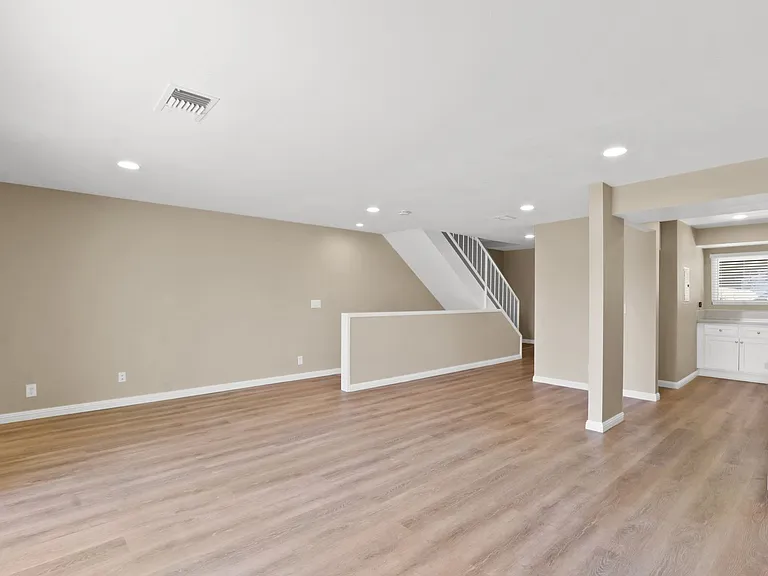 1115 Rosecrans Ave — Photo 3