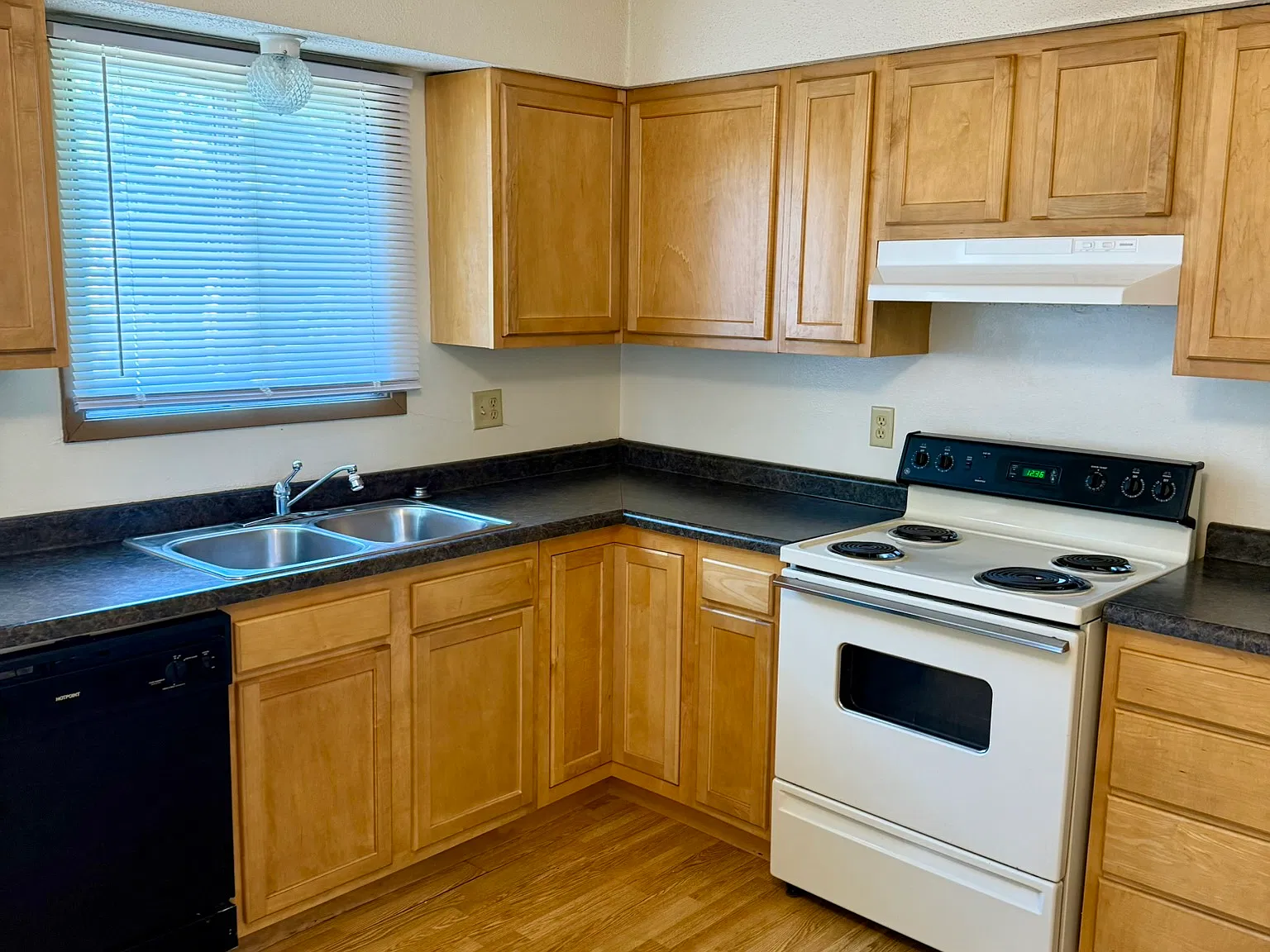2 bed, $1,304 — Photo 2