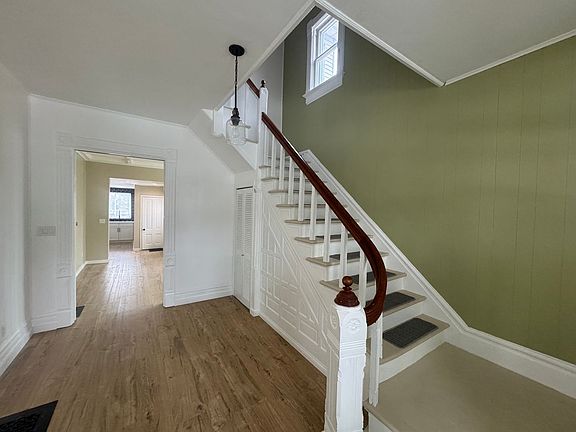 4th image of 915 W Moss Ave