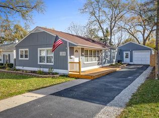 155 Walnut Ct, Mundelein, IL 60060