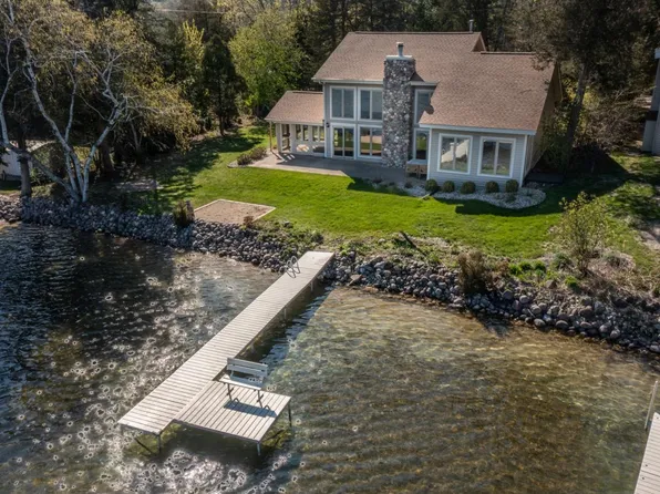 6092 North Lake DRIVE, West Bend, WI 53095