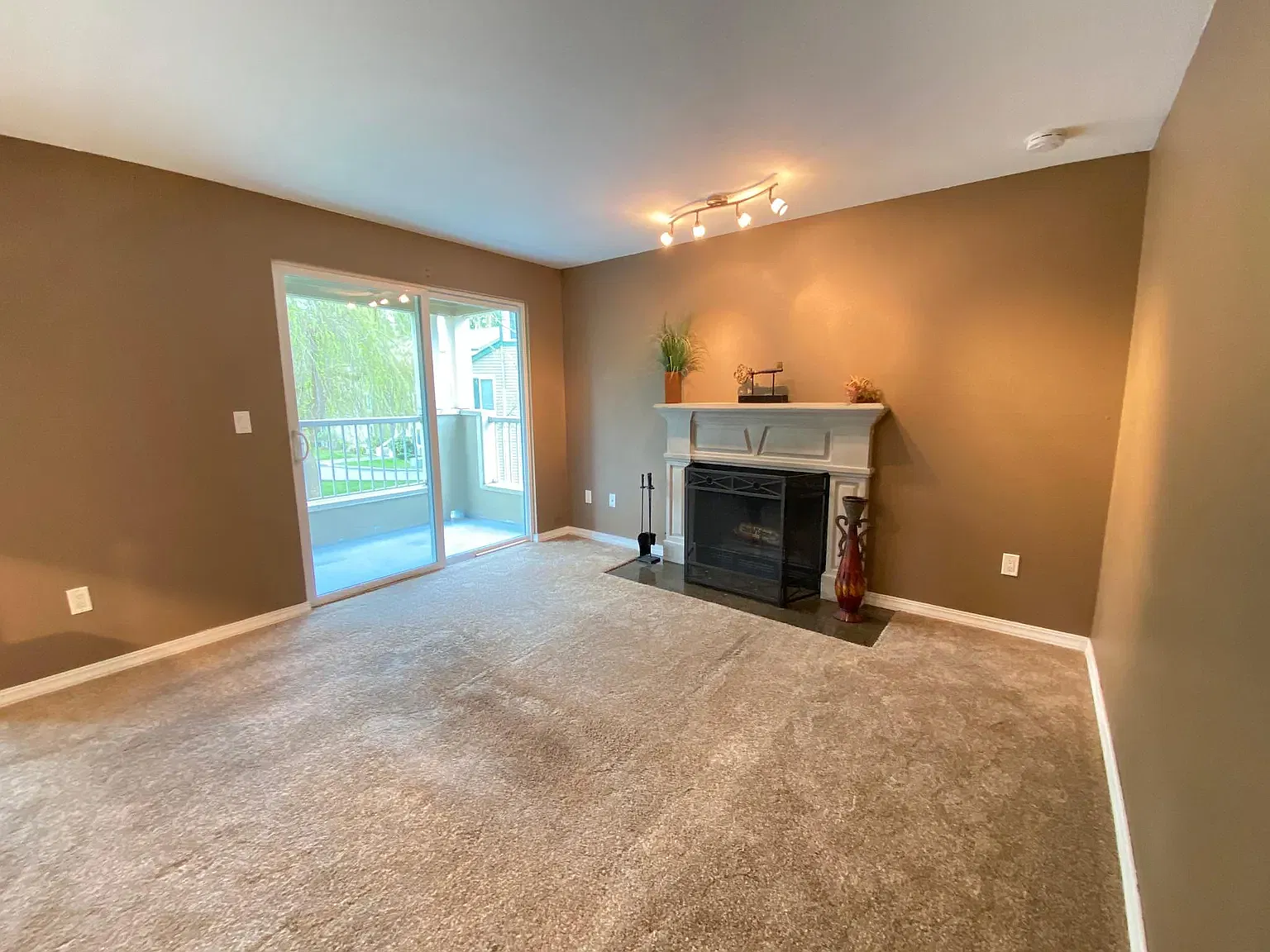 2 bed, 860 sqft, $1,900 — Photo 3