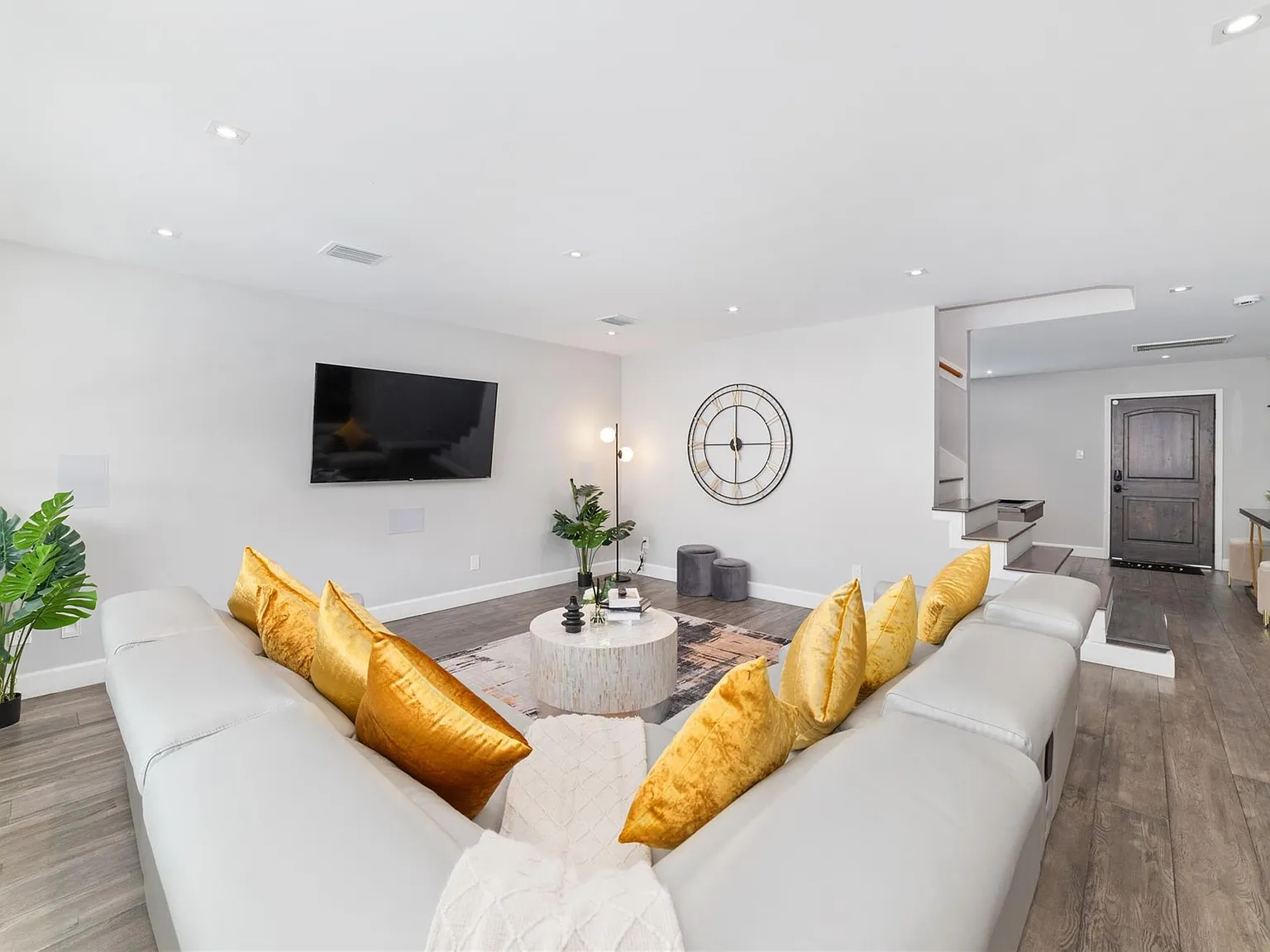 4 bed, 3.5 bath, 2427 sqft, $3,850 — Photo 4