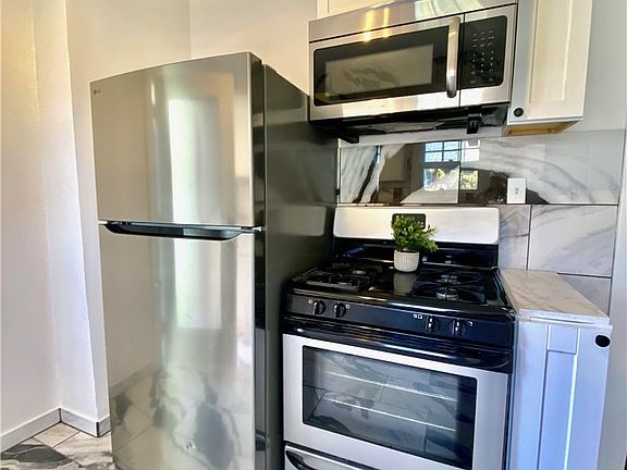 5th image of 1726 Midland Ave