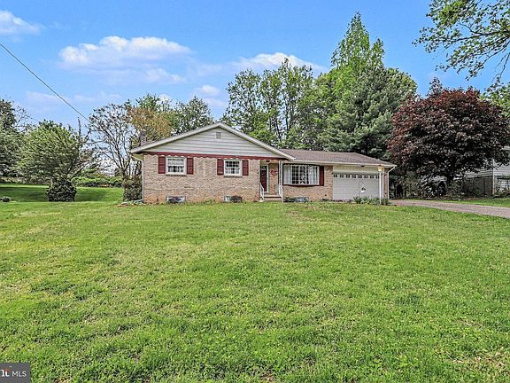 3rd image of 12 Greenbriar Dr