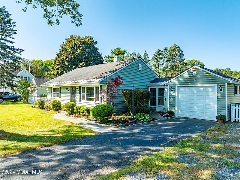 3rd image of 3 Newcomb Drive
