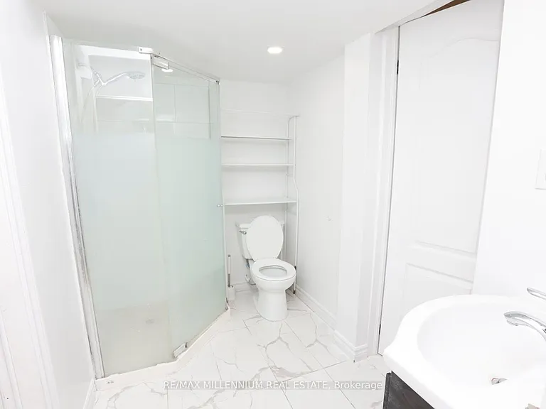 6482 Chaumont Cres #LOWER — Photo 10