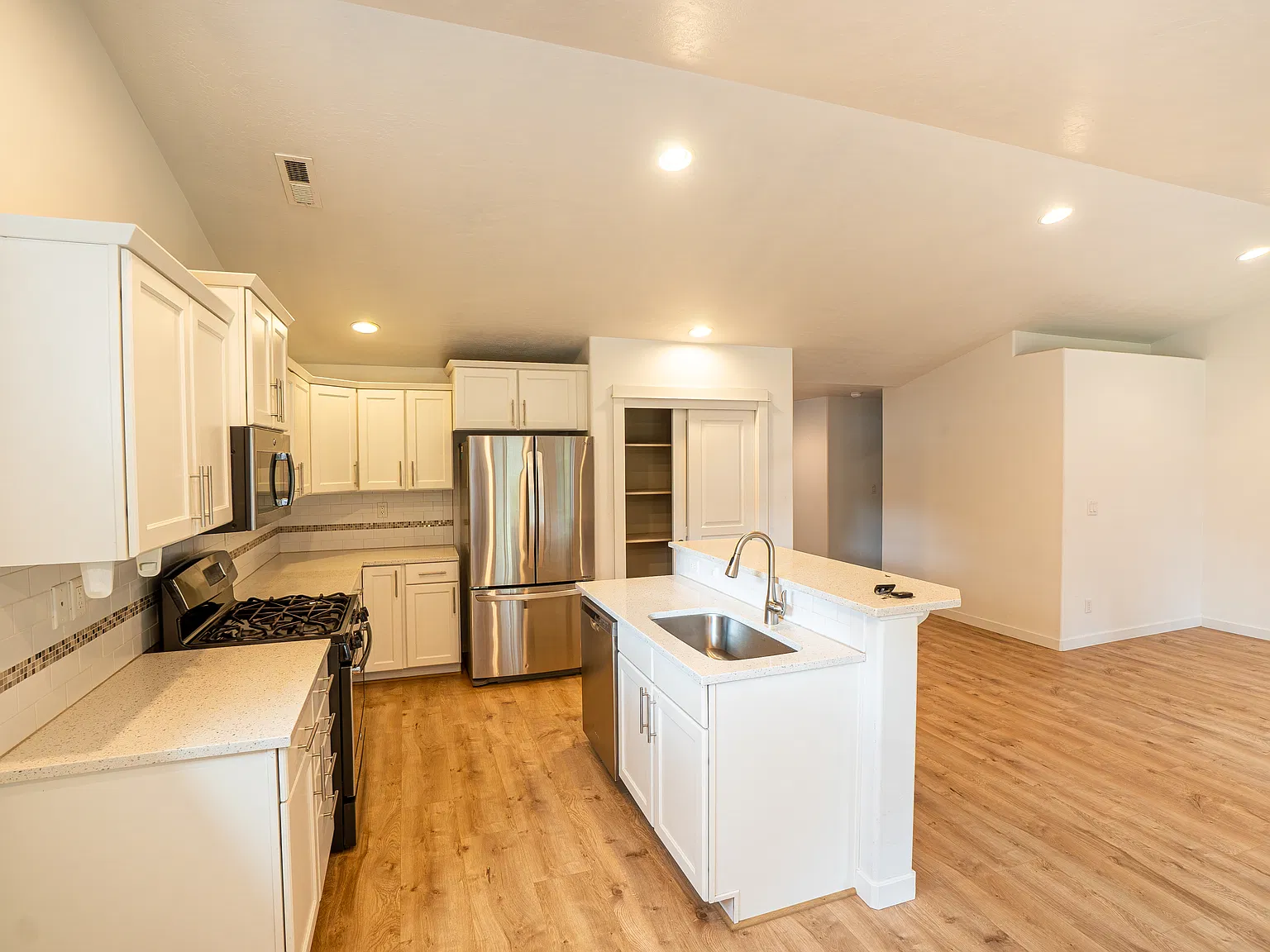 3 bed, 1408 sqft, $3,300 — Photo 4