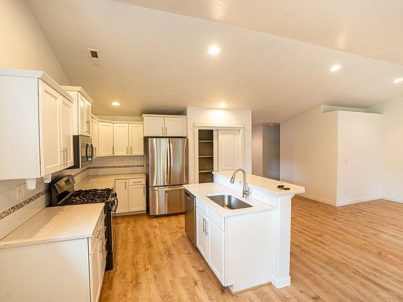4th image of 63260 Rossby St