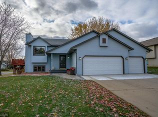7195 Robinwood Trl, Woodbury, MN 55125