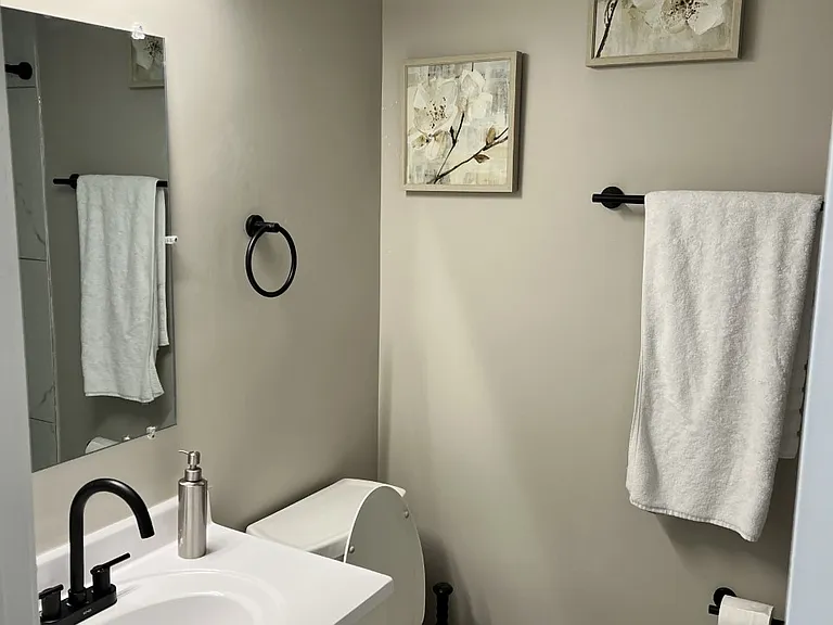 325 Cable St — Photo 8
