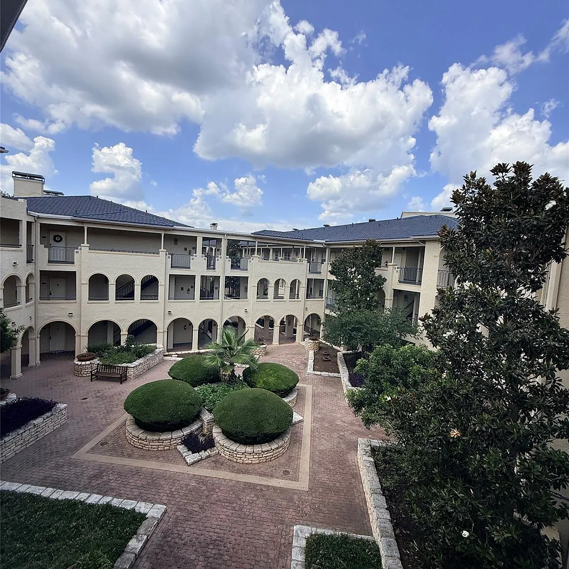 1 bed, 1.5 bath, 842 sqft, $1,700 — Photo 1