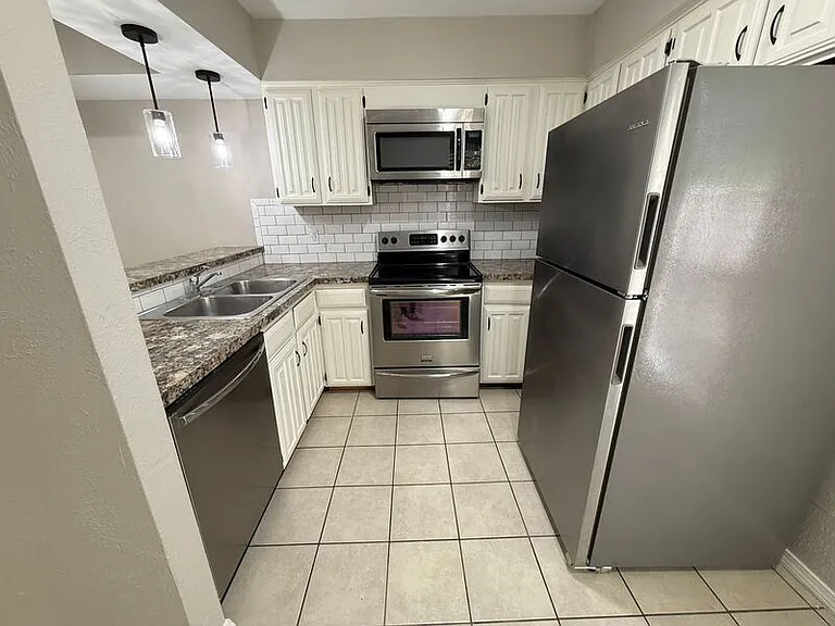 889 Dublin Dr #D — Photo 6