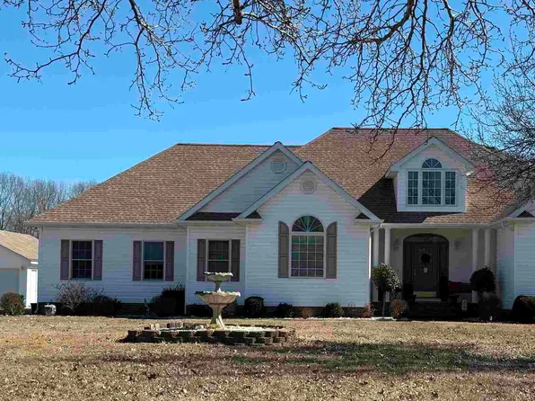 203 McKenzi Park Dr, Benton, KY 42025