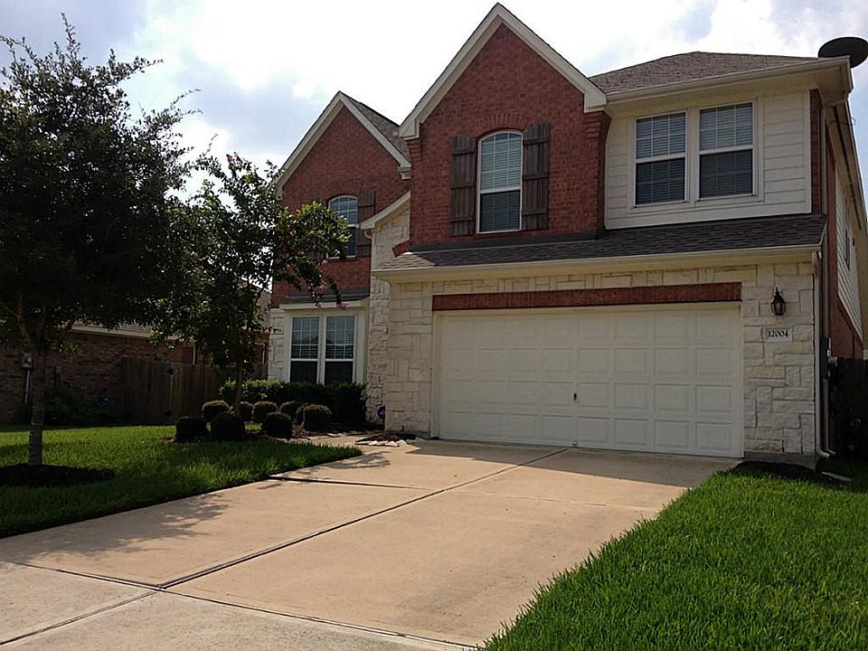 Exterior front view of home