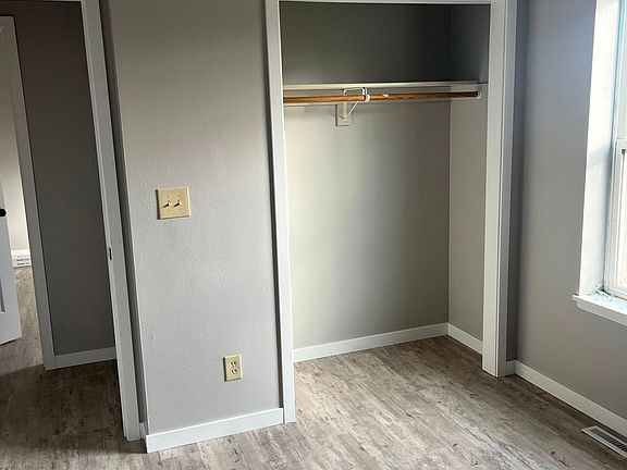 3rd image of 138 Twin Oaks Ln