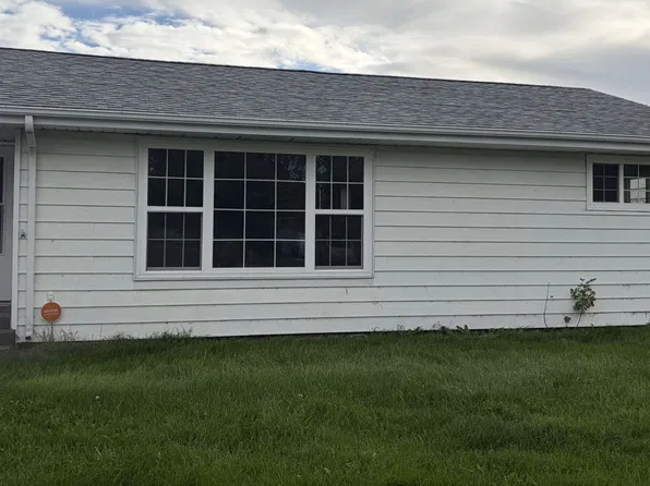 207 13th St W, Bottineau, ND 58318