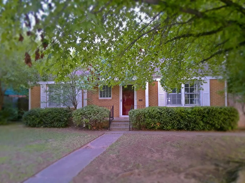 1002 E Louisiana St