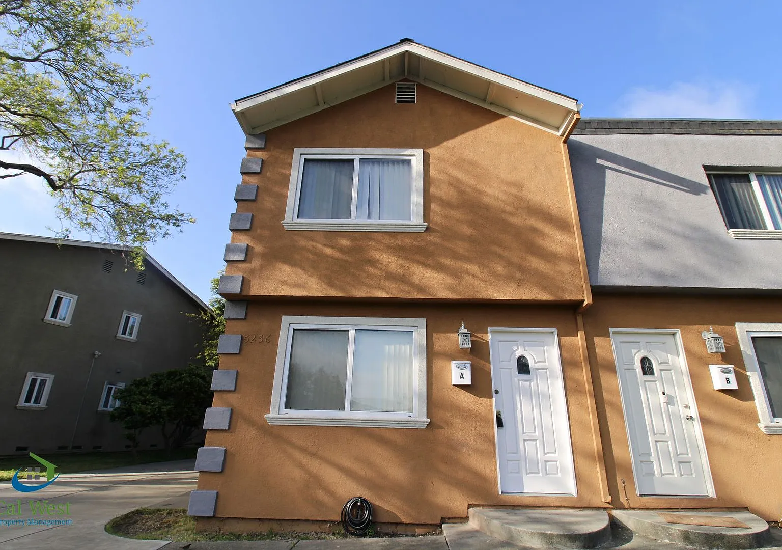 $2,895 2 Bedroom 1.5 Bath Bi-Level Town home — Photo 2