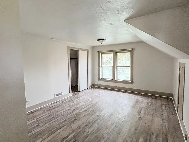 205 1/2 Terry Ave — Photo 12