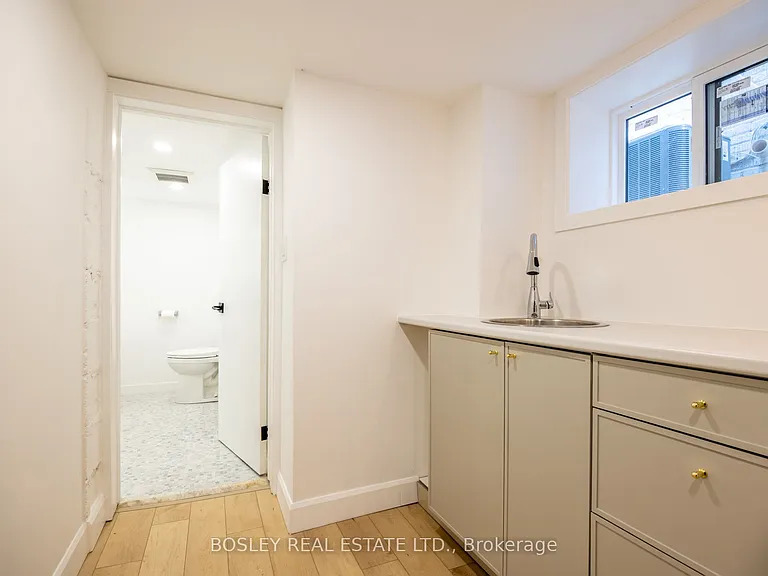 88 Manor Rd E — Photo 38