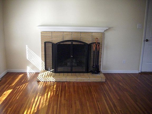 Living room with fireplace 