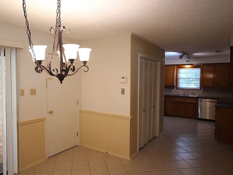1536 Crockett Dr — Photo 8