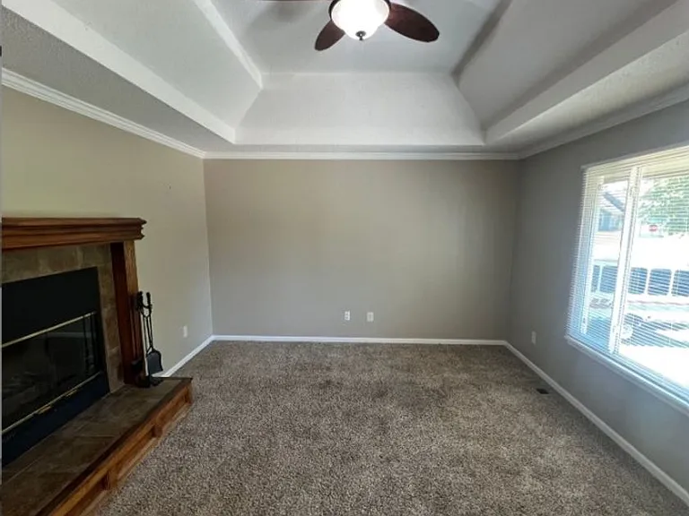 925 NE Carousel Ln — Photo 3
