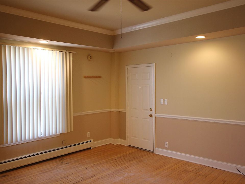 121-1 Living Room - Huge Floor to Ceiling Windows