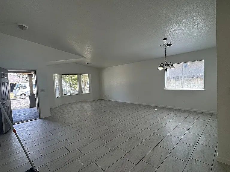 430 Vargus Ct — Photo 4