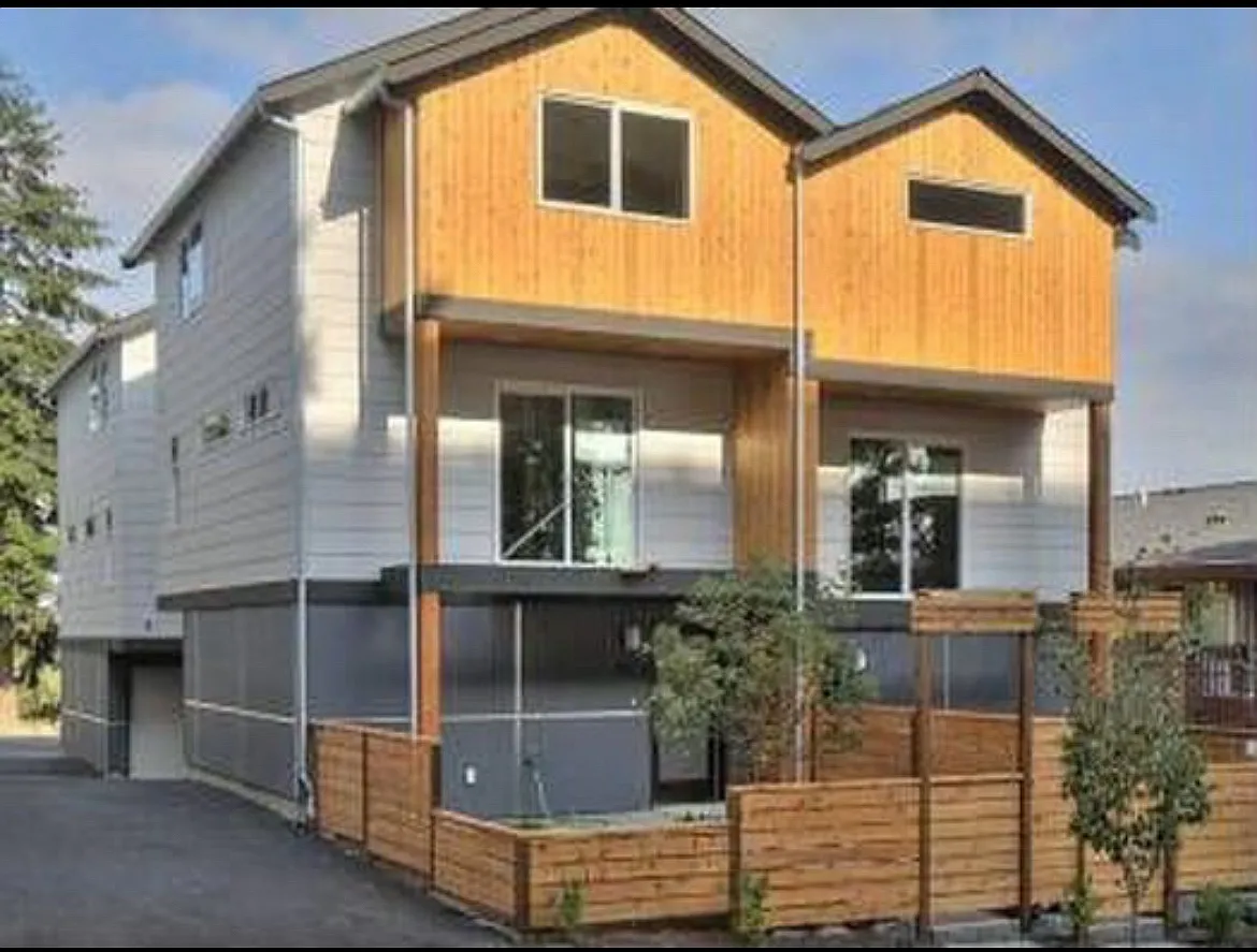 4024 Pasadena Pl NE — Photo 3