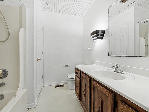 4th image of 8307 Bromley Rd