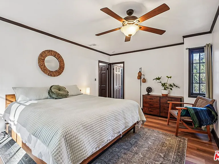 8718 Crescent Dr — Photo 32