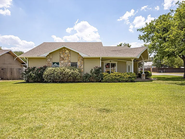 508 Pine Ln — Photo 3