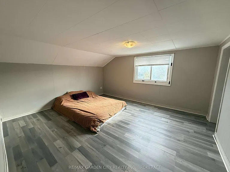 130 Saint Paul Cres E #1 — Photo 11