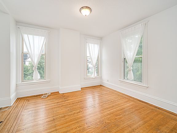 5th image of 2701 Fremont Ave S #2