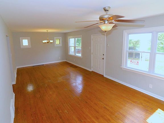 LIVING / DINING ROOM